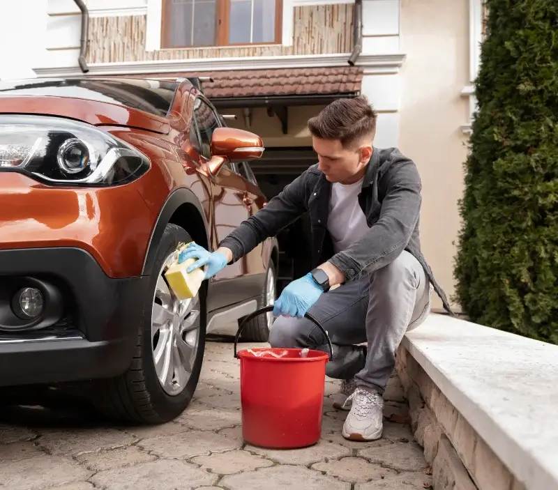 Lavage auto à domicile La Foye-Monjault : professionnel intervenant sur un véhicule